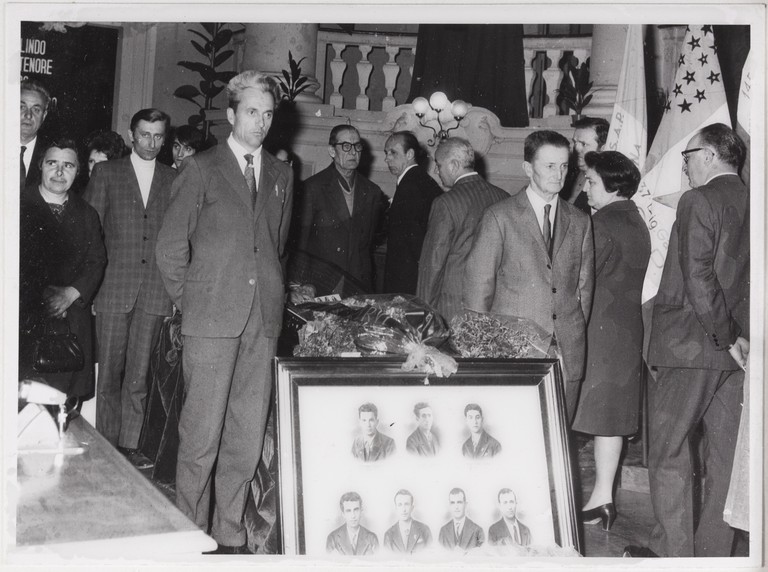 Gattatico-Reggio Emilia, 27-30 marzo 1970, Funerali di Alcide Cervi, camera ardente di Alcide nella Sala del Tricolore di Reggio Emilia, picchetto d'onore